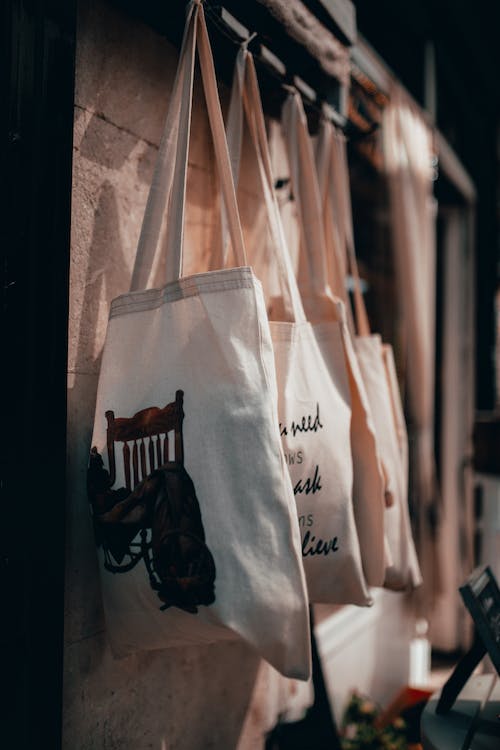 What Makes Tote Bags Such a Popular Choice These Days?